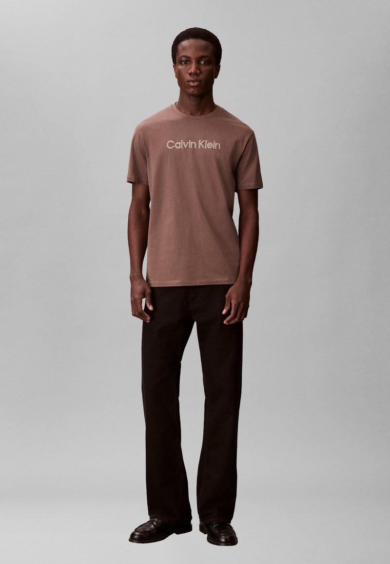 Calvin Klein SPORTSWEAR GRAPHIC TEE - Triko s potiskem - warm oak