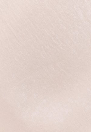 Zachte roze stof met een subtiel gestructureerd patroon en een lichte glans, met delicate plooien en natuurlijke kreukels.