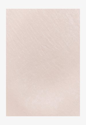 Zachte roze stof met een subtiel gestructureerd patroon en een lichte glans, met delicate plooien en natuurlijke kreukels.