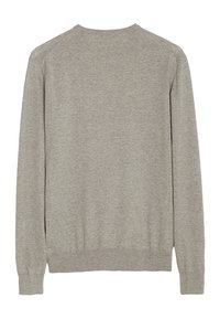 Pull en maille gris clair à manches longues avec col rond, poignets et ourlet côtelés, vue de dos sur fond blanc.