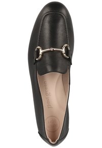 Chaussure mocassins en cuir noir avec une texture lisse, bout en amande et accent métallique en mors de cheval. Semelle intérieure beige douce étiquetée "SUPER SOFT."