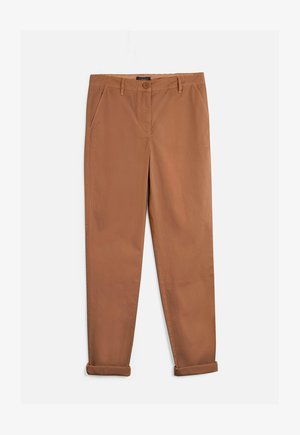 Pantalones de algodón marrones con una textura suave, que presentan bolsillos frontales y puños enrollados. Diseño clásico con una cintura estándar y cierre de botón.