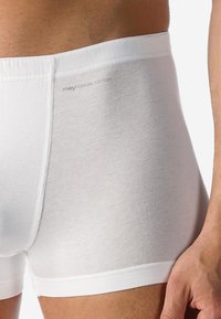 Boxer in cotone bianco con una texture morbida, elastico in vita e logo del marchio stampato in grigio vicino all'elastico.