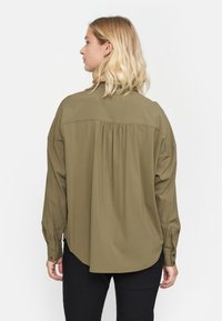 Soft Rebels SRFREEDOM WIDE  - Užsagstoma palaidinė - burnt olive