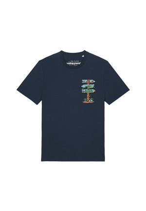 T-shirt bleu marine avec un petit graphique coloré de panneau indicateur sur la poitrine gauche montrant trois flèches pointant dans différentes directions.
