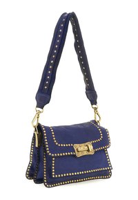 Borsa a tracolla in pelle blu navy con borchie dorate, patta pieghevole e chiusura dorata. Tracolla regolabile con borchie. Texture liscia e forma strutturata.