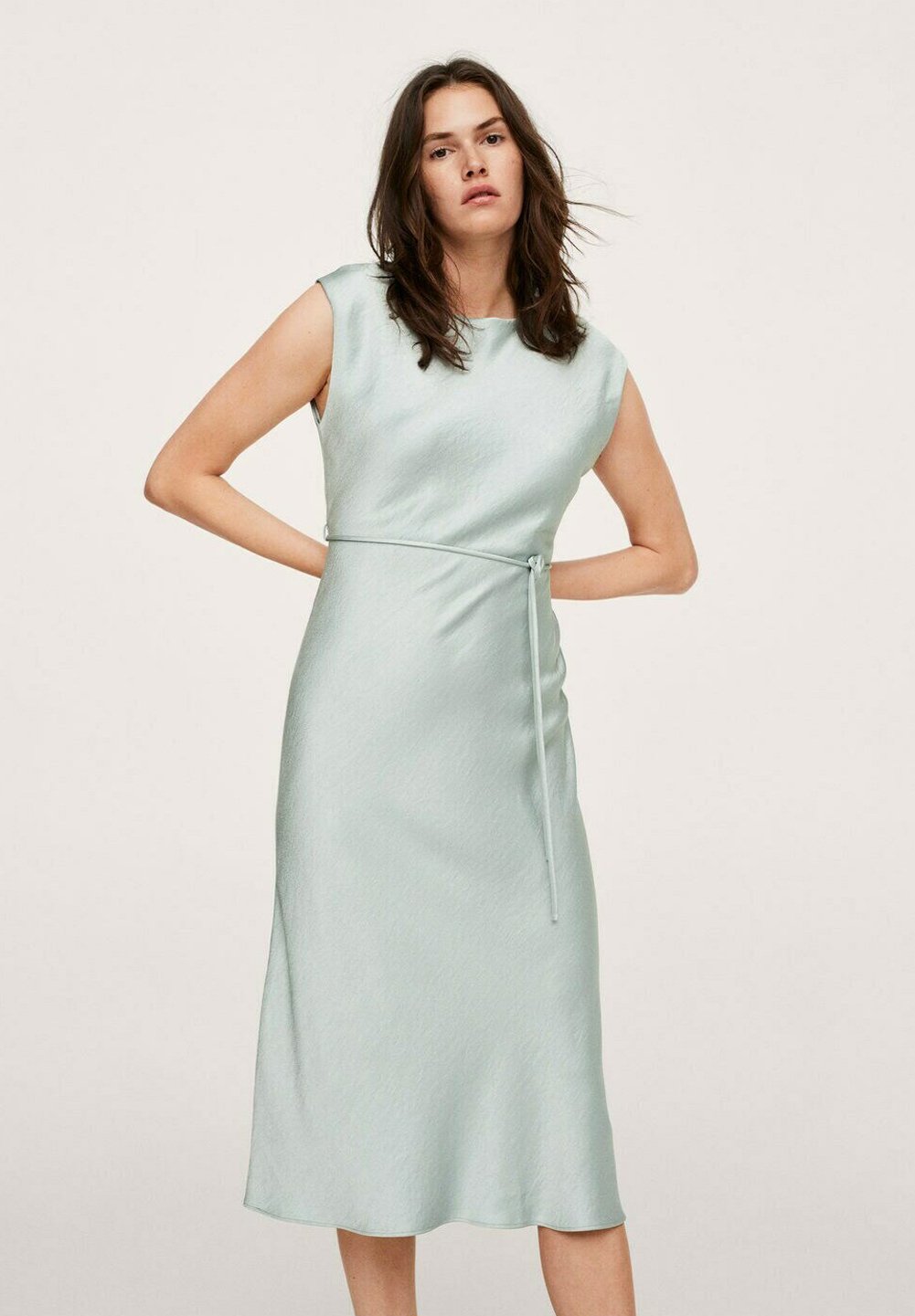 robe blanche argentée