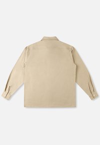 Camicia beige a maniche lunghe in tessuto liscio. Presenta un colletto standard, polsini con bottoni e nessun motivo o logo visibile.