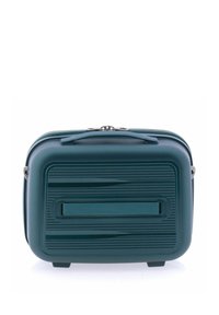 Bolso de viaje rígido en color verde azulado con un diseño de rayas horizontales texturizadas, asa superior y cierre con cremallera. Presenta pies protectores en la base.