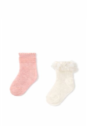 Due calzini da neonato affiancati, uno rosa con bordino in pizzo, l'altro bianco con bordo arricciato in pizzo e piccolo fiocco.