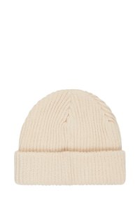 Gorro de punto en un suave color crema, con textura acanalada y un puño plegable en la base. Diseño simple y funcional.