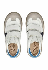 Weiße und graue Kinderschuhe mit zwei Klettverschlüssen, runder Zehenform, strukturiertem Wildleder und einem blauen Akzent im Innenfutter.