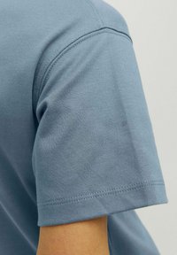 Jack & Jones Junior JJEURBAN EDGE O-NECK NOOS - T-shirt basic - goblin blue