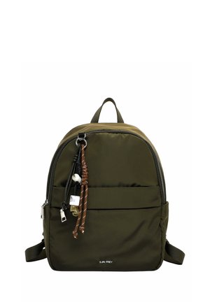 Sac à dos vert olive avec poche zippée à l'avant, porte-clés décoratifs, poignée en tissu et bretelles réglables.