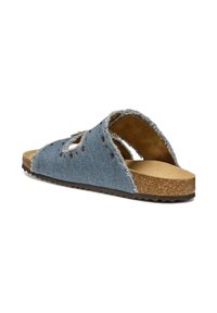 Sandalia de denim tipo deslizante con punta abierta, presenta bordes deshilachados, diseño recortado, plantilla de corcho contorneada y suela de goma texturizada.