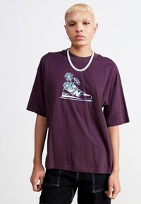New Balance OVERSIZED FLOWER - T-shirts med print - plum brown