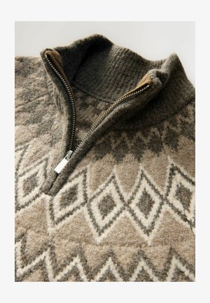Hnědý vlněný svetr na zip s vysokým límcem, kosočtvercovým vzorem v béžových a šedých tónech a kovovým zipem. Viditelný strukturovaný pletený detail.