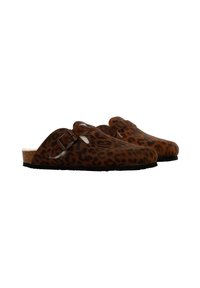 Zoccoli con stampa leopardata marrone realizzati in materiale morbido con suola in sughero, caratterizzati da un'unica fibbia decorativa e design con apertura sul retro.