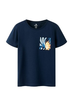 Granatowy T-shirt z okrągłym dekoltem i krótkimi rękawami, z małą kieszonką na lewej piersi w kształcie kwadratu z kwiatowym wzorem.