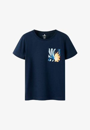 Marineblauw T-shirt met ronde hals en korte mouwen, met een klein vierkant bloemmotief zakje op de linkerborst.