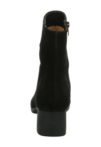 Schwarze Wildleder-Stiefelette mit Blockabsatz, seitlichem Reißverschluss und glatter Oberfläche, von hinten betrachtet.