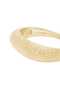 Bracciale rigido dorato con una superficie texturizzata di piccole perle, forma ovale, finitura lucida e meccanismo di chiusura sicuro.