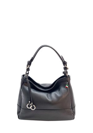 Sac à main en cuir noir avec une surface texturée, un haut incurvé, des poignées doubles et des accents en matériel argenté. Présente un petit charme en forme de drapeau italien.