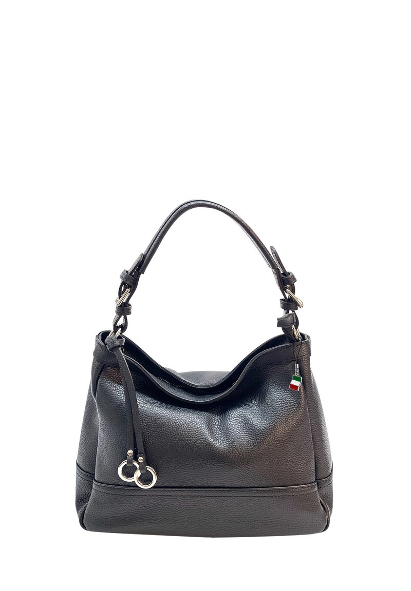 Sac à main en cuir noir avec une surface texturée, un haut incurvé, des poignées doubles et des accents en matériel argenté. Présente un petit charme en forme de drapeau italien.