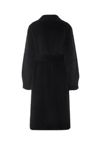 Cappotto di pelliccia nera con una vestibilità rilassata, maniche lunghe e una cintura in vita. Tessuto liscio, design fino al ginocchio e senza accenti decorativi.