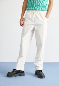 Puma - DOWNTOWN DOUBLE KNEE PANTS - Tygbyxor - frosted ivory Miniatyrbild 1