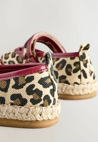 Espadryle w panterkę z plecioną jutową podeszwą, z burgundowymi skórzanymi akcentami i dwoma małymi pętelkami na pięcie.