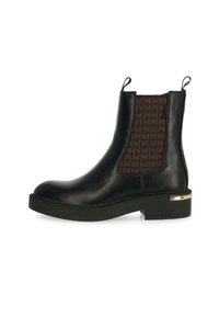 Černá kožená kotníková bota s hnědým vzorovaným elastickým bočním panelem, kulatou špičkou, plochou platformou a zlatým akcentem na patě.