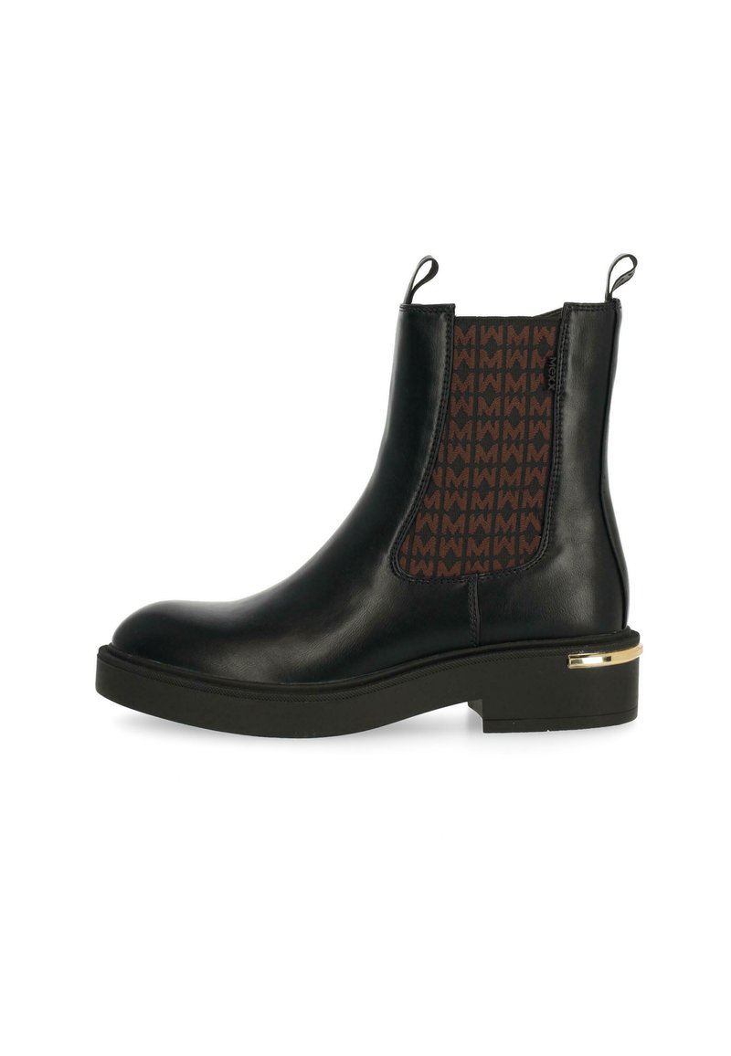 Černá kožená kotníková bota s hnědým vzorovaným elastickým bočním panelem, kulatou špičkou, plochou platformou a zlatým akcentem na patě.