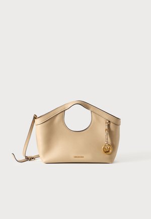Sac à main en cuir beige avec une poignée supérieure circulaire, une bandoulière amovible et un charm logo MK doré sur fond blanc uni.
