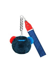 Llave en forma redonda y suave con orejas azules y rojas; presenta herrajes de plata y una correa con patrón en azul y rojo que incluye texto. Textura suave.