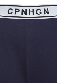 Námornícka modrá elastická látka s textúrovaným pásom, na ktorom je v čiernych písmenách napísané "CPNHGN" proti bielej prúžku.