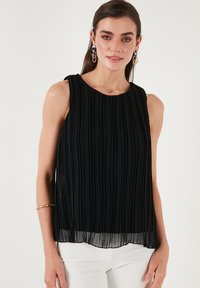 Top nero senza maniche con pieghe verticali, scollo rotondo e un design fluido. Tessuto leggero con orlo trasparente.