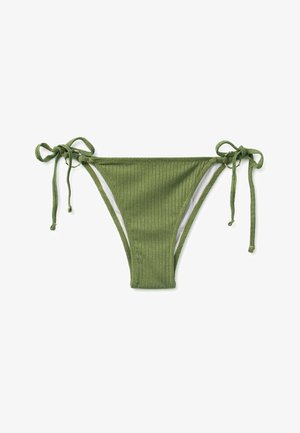 Slip bikini verde a coste con laccetti laterali e dettagli con anelli dorati, disteso su sfondo bianco.