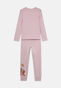 Ensemble de haut à manches longues violet clair et de pantalon avec des personnages de chien de dessin animé imprimés près du bas de la jambe droite.