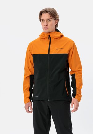 Giacca a blocchi di colore con la parte inferiore nera e la parte superiore arancione, realizzata in un materiale liscio e resistente all'acqua, dotata di cappuccio e tasche con zip.
