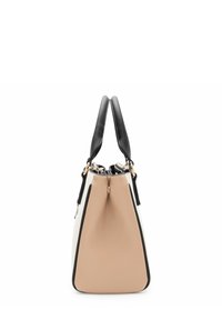 Sac à main structuré beige et blanc avec des accents noirs, doté de deux poignées noires et de quincaillerie dorée, en cuir lisse et de forme effilée.