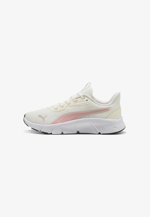 Scarpa sportiva bianca con striscia rosa, tomaia in mesh, suola imbottita e chiusura con lacci, vista dal lato sinistro.