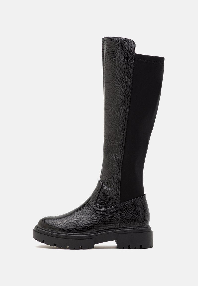 Bottes noires arrivant au genou avec un devant en cuir texturé et un dos en tissu extensible, dotées d'une semelle en caoutchouc épaisse et d'un design à bout arrondi.