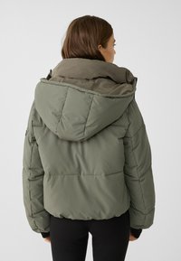 Stradivarius HOODED RUBBERISED PUFFER - Zimska jakna - khaki