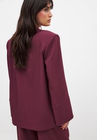 NA-KD WITH WIDE - Halflange jas - burgundy
