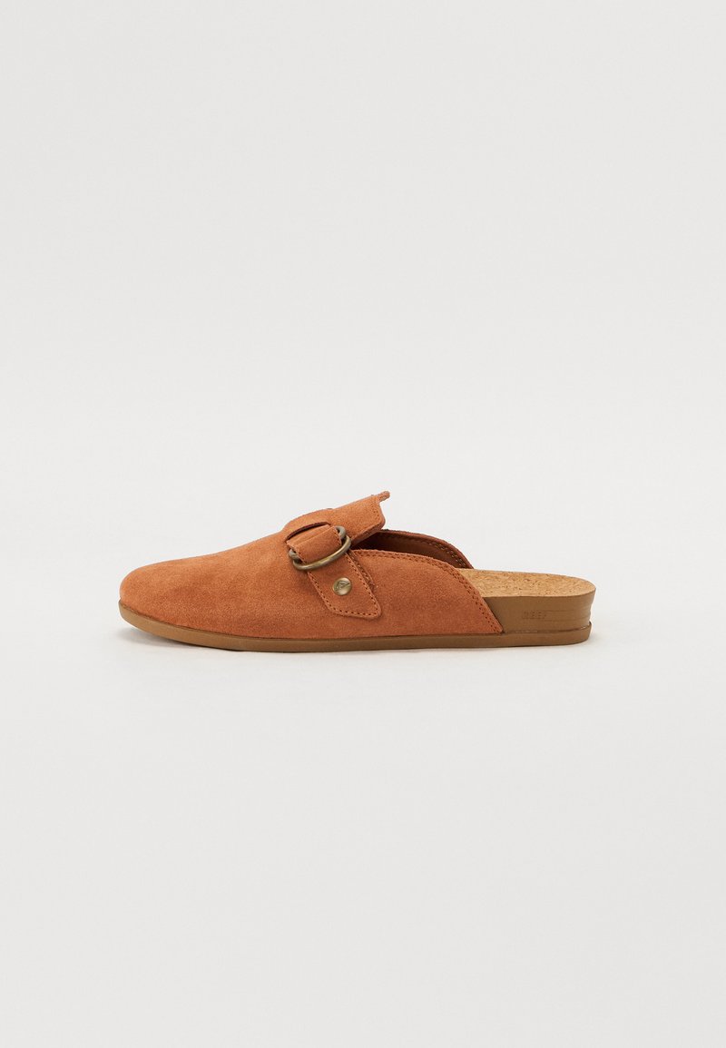 Des chaussures marron en suède à enfiler avec un bout arrondi, dotées d'un détail de boucle sur le côté et d'une semelle intérieure en liège texturé et naturel.