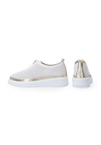 Bílé perforované slip-on boty s metalickým zlatým akcentem a bílou gumovou podrážkou. Mají minimalistický design s kulatou špičkou.