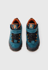 Sneakers per bambini in teal e nero con dettagli arancioni, chiusura in velcro e lacci elastici, viste dall'alto su uno sfondo bianco.