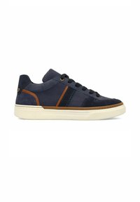 Marineblauwe sneakers van suede en leer, met bruine accenten, zes oogjes en een dikke crème-kleurige rubberen zool.