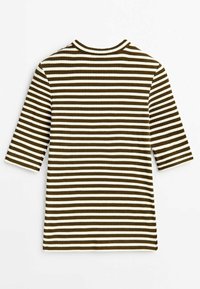 Chemise à rayures brunes et blanches avec un col montant et des manches mi-longues, présentant une coupe droite et un tissu texturé.